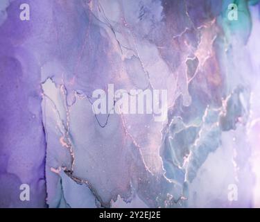Aquarelle abstraite présentant des motifs tourbillonnants dans les tons de violet et de bleu avec de délicates notes d'or sur la toile Banque D'Images
