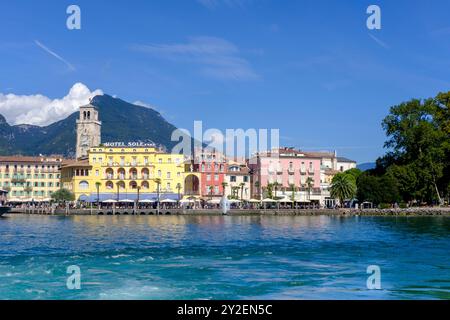 Riva del Garda est une ville pittoresque sur la rive nord du lac de Garde, où les Alpes rencontrent la Méditerranée. Il offre un riche culturel et naturel Banque D'Images