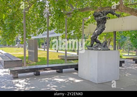 Belgrade, Serbie - 30 juin 2019 : sculpture prise de vue des Patriotes par le sculpteur Vanja Radaus de 1948 devant le théâtre dramatique yougoslave. Banque D'Images