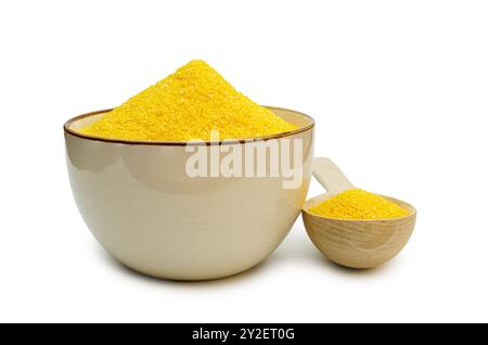 Un bol de grains de maïs et une cuillère en bois de maïs sur fond blanc Banque D'Images