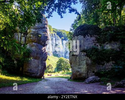 Pologne. Porte de Cracovie - Brama Krakowska dans le parc national d'Ojcow près de Kraków dans le Jurassique de Cracovie-Czestochowa Upland. Ce passage étroit entre haute pente Banque D'Images