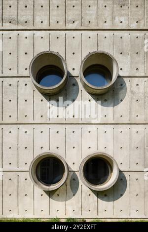 Roskilde Amtsgård, conçu par Knud Munk, 1976 ; fenêtres rondes ; Roskilde, Danemark Banque D'Images