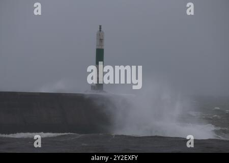 Aberystwyth pays de Galles Météo Royaume-Uni 10 septembre 2024. De forts vents d'ouest et de fortes averses frappent la côte du pays de Galles avec de grandes vagues qui fouillent le port et la promenade du front de mer, crédit : mike davies/Alamy Live News Banque D'Images