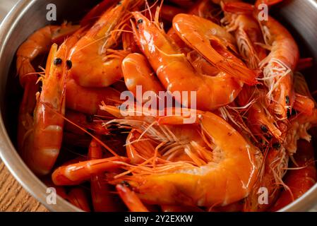 Crevettes cuites gastronomiques de haute qualité de Madagascar servies dans un bol Banque D'Images