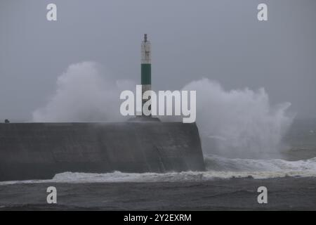 Aberystwyth pays de Galles Météo Royaume-Uni 10 septembre 2024. De forts vents d'ouest et de fortes averses frappent la côte du pays de Galles avec de grandes vagues qui fouillent le port et la promenade du front de mer, crédit : mike davies/Alamy Live News Banque D'Images
