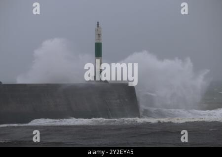 Aberystwyth pays de Galles Météo Royaume-Uni 10 septembre 2024. De forts vents d'ouest et de fortes averses frappent la côte du pays de Galles avec de grandes vagues qui fouillent le port et la promenade du front de mer, crédit : mike davies/Alamy Live News Banque D'Images
