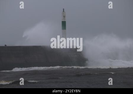 Aberystwyth pays de Galles Météo Royaume-Uni 10 septembre 2024. De forts vents d'ouest et de fortes averses frappent la côte du pays de Galles avec de grandes vagues qui fouillent le port et la promenade du front de mer, crédit : mike davies/Alamy Live News Banque D'Images