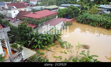 Hanoi, Vietnam. 10 septembre 2024. Cette photo prise le 10 septembre 2024 montre des maisons inondées dans la province de Phu Tho, au Vietnam. Le super typhon Yagi et ses inondations et glissements de terrain ultérieurs dans la région nord du Vietnam ont fait au moins 82 morts mardi en début d'après-midi tandis que 64 autres sont toujours portés disparus, a déclaré le ministère de l'Agriculture et du développement rural du pays. Crédit : VNA/Xinhua/Alamy Live News Banque D'Images