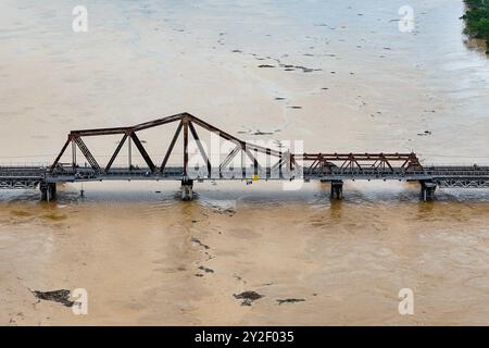 Hanoi, Vietnam. 10 septembre 2024. Cette photo prise le 10 septembre 2024 montre long bien Bridge à Hanoi, capitale du Vietnam. Le super typhon Yagi et ses inondations et glissements de terrain ultérieurs dans la région nord du Vietnam ont fait au moins 82 morts mardi en début d'après-midi tandis que 64 autres sont toujours portés disparus, a déclaré le ministère de l'Agriculture et du développement rural du pays. Crédit : VNA/Xinhua/Alamy Live News Banque D'Images