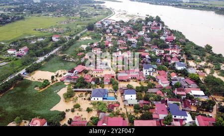 Hanoi, Vietnam. 10 septembre 2024. Les maisons sont inondées par la montée des eaux dans la province de Phu Tho, Vietnam, le 10 septembre 2024. Le super typhon Yagi et ses inondations et glissements de terrain ultérieurs dans la région nord du Vietnam ont fait au moins 82 morts mardi en début d'après-midi tandis que 64 autres sont toujours portés disparus, a déclaré le ministère de l'Agriculture et du développement rural du pays. Crédit : VNA/Xinhua/Alamy Live News Banque D'Images