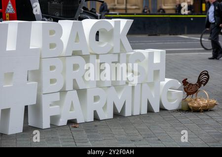 Londres, Royaume-Uni. 10 septembre 2024. Avant la Back British Farming Day, le 11 septembre, la National Farmers Union (NFU) a apporté un tracteur Massy Ferguson et un présentoir à Old Palace Yard, Westminster London UK Credit : Ian Davidson/Alamy Live News Banque D'Images
