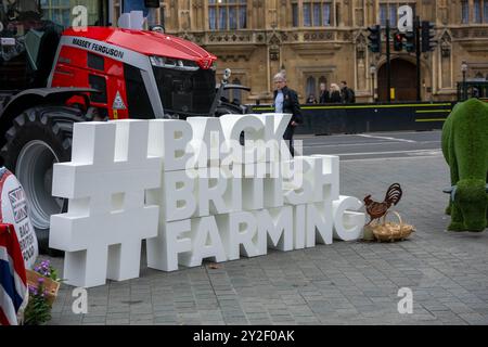 Londres, Royaume-Uni. 10 septembre 2024. Avant la Back British Farming Day, le 11 septembre, la National Farmers Union (NFU) a apporté un tracteur Massy Ferguson et un présentoir à Old Palace Yard, Westminster London UK Credit : Ian Davidson/Alamy Live News Banque D'Images