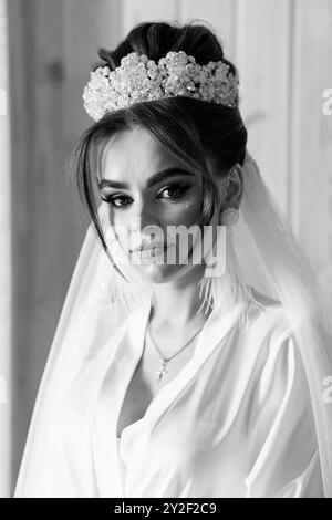 Élégant Noir et Blanc Portrait d'une mariée dans une tenue luxueuse avec casque orné. Banque D'Images