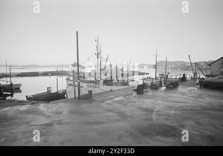 Current 2-6-1973 : L'archipel de l'écran du dimanche Svartskär est le nom du lieu où se trouve la série télévisée 'et kjøpmannshus i skjærgarden'. Toralv Maurstad a un grand rôle dans la série. Aktuell descendit la côte ouest suédoise pour trouver le vrai Svartskär. 0g nous l'avons trouvé. Ça ne s'appelle pas Svartskär, mais Florön. La plupart des enregistrements de la série télévisée ont eu lieu ici. Bohuslän et Fjällbacka. Photo : Sverre A. Børretzen ***PHOTO NON TRAITÉE*** cette image est traduite automatiquement Banque D'Images