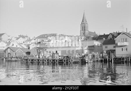 Current 2-6-1973 : L'archipel de l'écran du dimanche Svartskär est le nom du lieu où se trouve la série télévisée 'et kjøpmannshus i skjærgarden'. Toralv Maurstad a un grand rôle dans la série. Aktuell descendit la côte ouest suédoise pour trouver le vrai Svartskär. 0g nous l'avons trouvé. Ça ne s'appelle pas Svartskär, mais Florön. La plupart des enregistrements de la série télévisée ont eu lieu ici. Bohuslän et Fjällbacka. Photo : Sverre A. Børretzen ***PHOTO NON TRAITÉE*** cette image est traduite automatiquement Banque D'Images