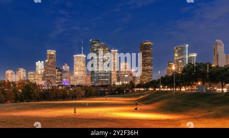 Vue panoramique du centre-ville de Houston illuminée la nuit à Houston, Texas, États-Unis. Banque D'Images