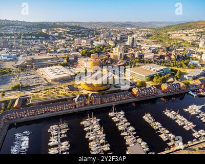 Vues aériennes de la marina de Swansea, qui fait partie du Swansea Waterfront Regeneration Scheme à West Glamorgan, South Wales, Royaume-Uni : Phillip Roberts Banque D'Images