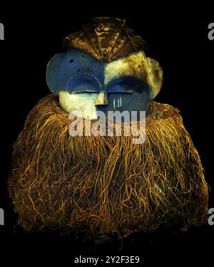 Un masque de casque Hemba en bois sculpté du début du XXe siècle recouvrant complètement la tête du danseur, originaire de Kikwit, région de Kwilu, République démocratique du Congo, exposé à l'AfricaMuseum à Bruxelles, Belgique. Masque de casque début 20ème siècle, Kikwit Kwilu RD Congo, Africa Museum, Bruxelles, Belgique, bois.( masque de casque qui recouvre complètement la tête du danseur, est typique du peuple Hemba, il est fait d'un grand bloc de bois, qui a été creusé.) Banque D'Images
