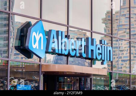 Amsterdam, pays-Bas - 4 septembre 2024 : entrée d'un supermarché néerlandais Albert Heijn sur l'Amsterdam Zuidas, pays-Bas Banque D'Images