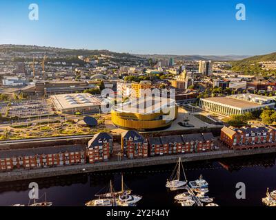 Vues aériennes de la marina de Swansea, qui fait partie du Swansea Waterfront Regeneration Scheme à West Glamorgan, South Wales, Royaume-Uni : Phillip Roberts Banque D'Images