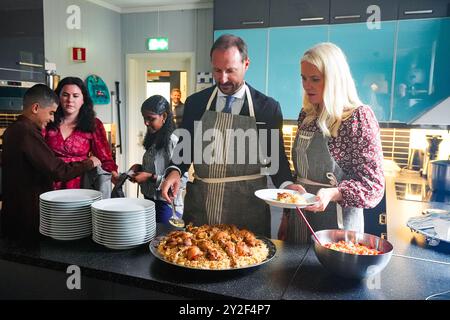 Hommelvik 20240910. Le prince héritier Haakon et la princesse héritière mette-Marit servent de la nourriture lors de leur visite à Hommelvik mardi lors de leur voyage à Trondelag. Photo : Lise Aaserud / NTB Banque D'Images