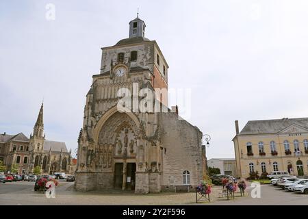 Église abbatiale catholique de Saint-Saulve, place Gambetta, Montreuil-sur-mer, pas de Calais, hauts de France, la Manche, France, Europe Banque D'Images