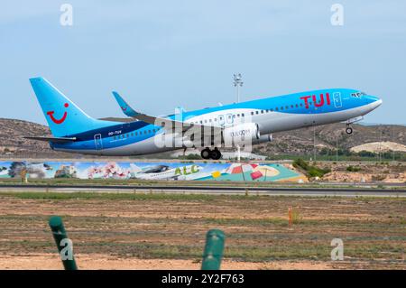 Boeing 737 de la compagnie aérienne TUI à l'aéroport d'Alicante. Banque D'Images