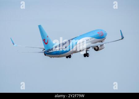 Boeing 737 de la compagnie aérienne TUI à l'aéroport d'Alicante. Banque D'Images