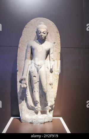 Bangkok, Thaïlande, Asie du Sud-est, Asie. Musée national de Bangkok. Bouddha debout donnant la bénédiction ou Varada Mudra. Inde, école Gupta Sarnath, CA 5 Banque D'Images