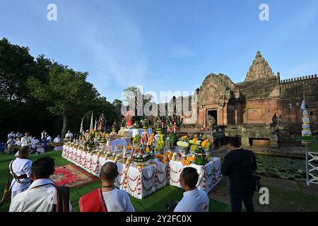 Offrandes de prière et autel cérémoniel pour le festival Ganesh Chaturthi devant la porte est de Prasat Phanom Rung, célébrant le retour du Seigneur Ganesha Banque D'Images
