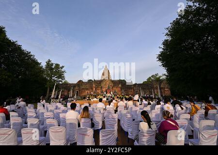 Un grand rassemblement à Prasat Phanom a eu lieu pour marquer le début du festival Ganesh Chaturthi, célébrant le retour du Seigneur Ganesha Banque D'Images