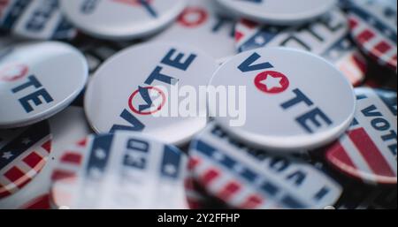 Gros plan des badges patriotiques avec logo et inscription du drapeau américain. Élections présidentielles aux États-Unis d'Amérique. Race politique et couverture électorale. Concept de démocratie et de patriotisme. Banque D'Images