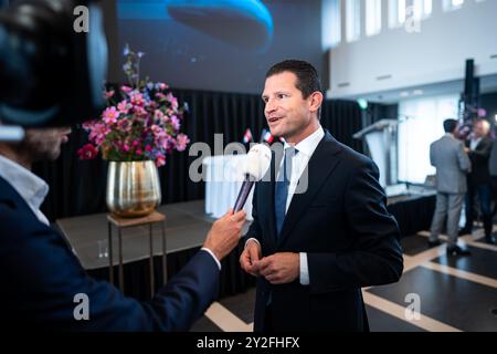 DEN HAAG - Dirk Beljaarts, ministre de l'économie, lors de la signature au ministère de l'économie d'un accord de coopération industrielle. Après la signature de cette ICA, un contrat final de fourniture peut alors être conclu par le ministère de la Défense. ANP LINA SELG pays-bas Out - belgique Out Banque D'Images