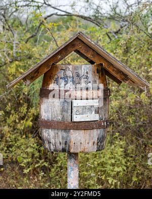 Boîte aux lettres de baril de bureau de poste historique sur l'île de Floreana, Galapagos Banque D'Images