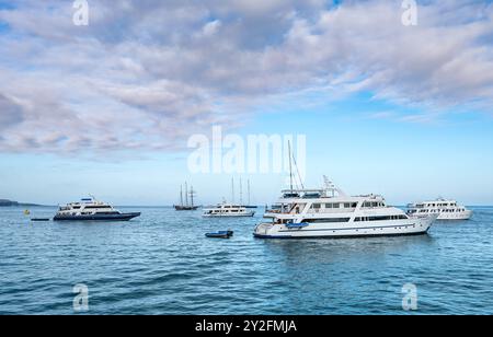 Bateaux de croisière touristique et grand voilier amarré dans le port de Puerto Ayora, île de Santa Cruz, Galapagos Banque D'Images