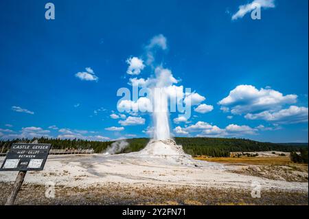 Le geyser du château du parc national de Yellowstone a fait éruption à l'automne 2024 avec de l'eau bouillante et de la vapeur projetant 75 pieds dans les airs Banque D'Images