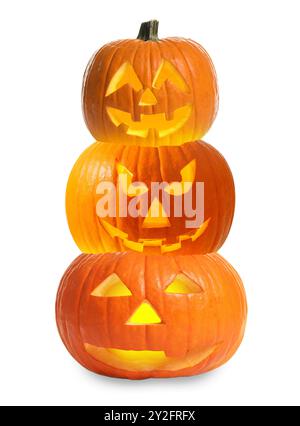 Pile de citrouilles avec des visages effrayants sculptés sur fond blanc. Halloween jack-o-lanternes de différentes tailles Banque D'Images