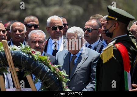 Jenin, Cisjordanie. Palestine. 12 juillet 2023. Le Président palestinien Mahmoud Abbas visite le camp de réfugiés de Djénine entouré de gardes des forces de sécurité de l'Autorité palestinienne. Au cours de sa visite, le président Abbas a salué la "position héroïque du camp de Djénine contre l'agression israélienne" au début du mois de juillet et a rendu hommage aux Palestiniens tués par les forces israéliennes lors de l'une des plus grandes opérations militaires israéliennes en Cisjordanie Banque D'Images