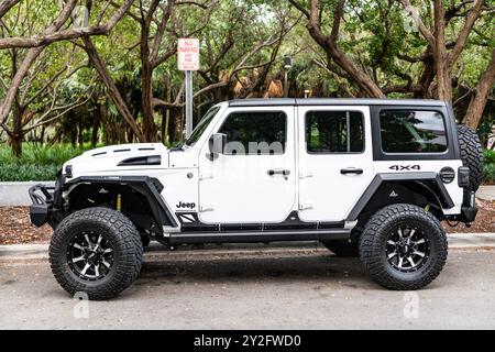 Miami Beach, Floride États-Unis - 10 juin 2024 : 2018 Jeep Wrangler Unlimited Sahara 4x4 awd Whiteat Ocean Drive miami Beach. Jeep est une marque populaire de suv Banque D'Images