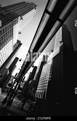 AJAXNETPHOTO. 7E OCT, 2000. NEW YORK, ÉTATS-UNIS. - REFLET EMBLÉMATIQUE - LE BÂTIMENT CHRYSLER (À GAUCHE) REFLÉTÉ DANS LES IMMENSES FENÊTRES VITRÉES D'UNE PROPRIÉTÉ EN FACE DE LA TOUR (À DROITE) SUR LEXINGTON AVENUE, MANHATTAN. PHOTO:JONATHAN EASTLAND/AJAX REF:3547BW 02 6A. Banque D'Images