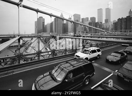 AJAXNETPHOTO. 6 OCTOBRE 2000. NEW YORK, ÉTATS-UNIS. - TOURS JUMELLES - LES TOURS JUMELLES DU WORLD TRADE CENTRE DANS LOWER MANHATTAN VUES (CENTRE À DROITE) DEPUIS LE PONT DU PONT DE BROOKLYN. PHOTO:JONATHAN EASTLAND/AJAX REF:CD3546BW 02 22A. Banque D'Images