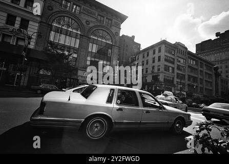 AJAXNETPHOTO. 2000. MANHATTAN, NEW YORK (ÉTATS-UNIS). - AMERICAN CLASSIC - 1990 LINCOLN TOWN CAR SEDAN PASSANT 339 DEMAREST BÂTIMENT SUR 5TH AVE PRÈS DU COIN DE EAST 33RD STREET PASSAGER ARRIÈRE RUBBERNECKING. BÂTIMENT DEMAREST CONÇU PAR L'ARCHITECTE JAMES RENWICK JR. DE RENWICK ASPINALL & RUSSELL EN 1890. MAINTENANT (2024) DÉMOLI. PHOTO:JONATHAN EASTLAND/AJAXREF:3547BW 03 7A. Banque D'Images