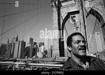 AJAXNETPHOTO. 7 OCTOBRE 2000. NEW YORK CITY, USA - AUTEUR AMÉRICAIN. L'ÉCRIVAIN ET AUTEUR DU LIVRE GRAND CENTRAL WINTER, LEE STRINGER, PHOTOGRAPHIÉ SUR LE PONT DE BROOKLYN ; LOWER MANHATTAN TOWERS EN ARRIÈRE-PLAN. PHOTO : JONATHAN EASTLAND/AJAX REF:CD3539BW 11 32 Banque D'Images