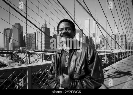 AJAXNETPHOTO. 7 OCTOBRE 2000. NEW YORK CITY, USA - AUTEUR AMÉRICAIN. L'ÉCRIVAIN ET AUTEUR DU LIVRE GRAND CENTRAL WINTER, LEE STRINGER, PHOTOGRAPHIÉ SUR LE PONT DE BROOKLYN ; LOWER MANHATTAN TOWERS EN ARRIÈRE-PLAN. PHOTO : JONATHAN EASTLAND/AJAX REF:CD3539BW 16 45 Banque D'Images