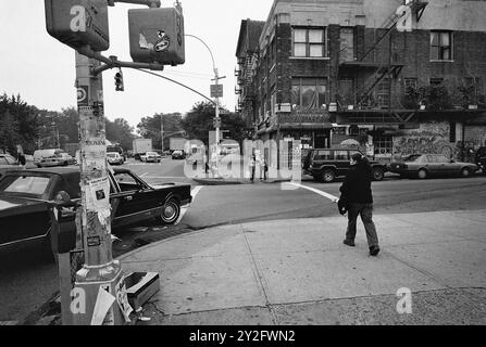 AJAXNETPHOTO. OCT. 2000. MANHATTAN, NEW YORK, ÉTATS-UNIS. - NIVEAU RUE - EAST 1ST STREET BOWERY JUNCTION. CÉLÈBRE MARS BAR SUR LE COIN OPPOSÉ. BÂTIMENT DE FAÇADE MAINTENANT DÉMOLI (2024) REMPLACÉ PAR LE BÂTIMENT DE LA BANQUE CHASE. PHOTO:JONATHAN EASTLAND/AJAX REF:3545BW 02 00A. Banque D'Images