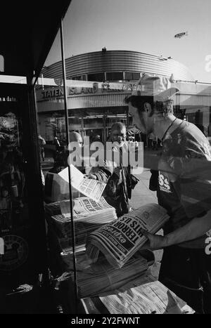 AJAXNETPHOTO. OCTOBRE 2000. NEW YORK, ÉTATS-UNIS. - LOWER MANHATTAN - KIOSQUE À JOURNAUX AU TERMINAL DE FERRY DE STATEN ISLAND. PHOTO:JONATHAN EASTLAND/AJAXREF:CD3542BW 16 13. Banque D'Images