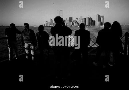 AJAXNETPHOTO. OCTOBRE 2000. NEW YORK, ÉTATS-UNIS. - LOWER MANHATTAN SKYLINE - VU DE LA MER SUR LE PONT DU FERRY STATEN ISLAND ; TOURS JUMELLES WORLD TRADE CENTER AU CENTRE GAUCHE. PHOTO:JONATHAN EASTLAND/AJAXREF:CD3543BW 11 32 Banque D'Images