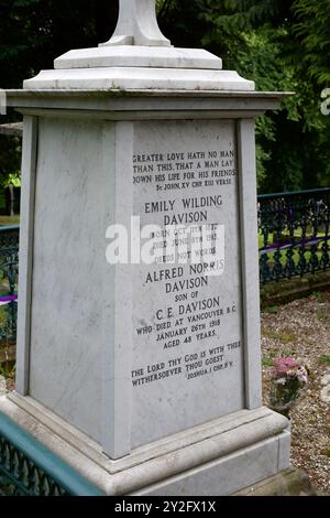 AJAXNETPHOTO. 3RD MARS 2023. MORPETH, ANGLETERRE. - PIERRE TOMBALE DE LA SUFFRAGETTE EMILY WILDING DAVISON (B1872-D1913) ; DÉCÉDÉE LE 8 JUIN 1913 APRÈS AVOIR ÉTÉ FRAPPÉE PAR LE CHEVAL ANMER DU ROI GOERGE V LORS DE LA COURSE DE DERBY À EPSOM LE 4 JUIN 1913. GRAVE EST UN SITE HISTORIQUE DE L'ANGLETERRE DE GRADE II SITUÉ DANS L'ÉGLISE DE ST. MARY, STOBHILLGATE, MORPETH, NORTHUMBERLAND. PHOTO:TONY HOLLAND/AJAX REF:(C)PEO DAVISON EMILY DTH230303 2912 Banque D'Images