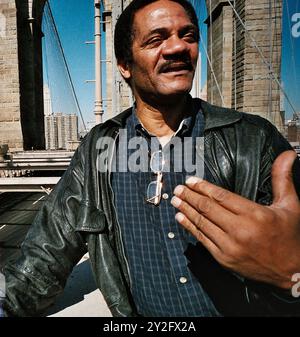 AJAXNETPHOTO. 7 OCTOBRE 2000. NEW YORK CITY, USA - AUTEUR AMÉRICAIN. L'ÉCRIVAIN ET AUTEUR DU LIVRE GRAND CENTRAL WINTER, LEE STRINGER, PHOTOGRAPHIÉ SUR LE PONT DE BROOKLYN ; LOWER MANHATTAN TOWERS EN ARRIÈRE-PLAN. PHOTO : JONATHAN EASTLAND/AJAX REF:CD3539 22 00 Banque D'Images