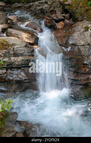 Cascade le long du sentier de randonnée Cascade d’Enfer, vallée du lis (vallée du Lys), Bagnères-de-Luchon, haute-Garonne (31), région Occitanie, Franc Banque D'Images